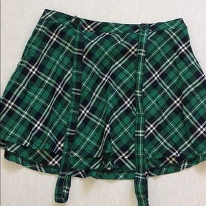 Green plaid high waisted skater skirt w suspenders